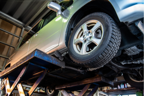 車の修理をしている写真